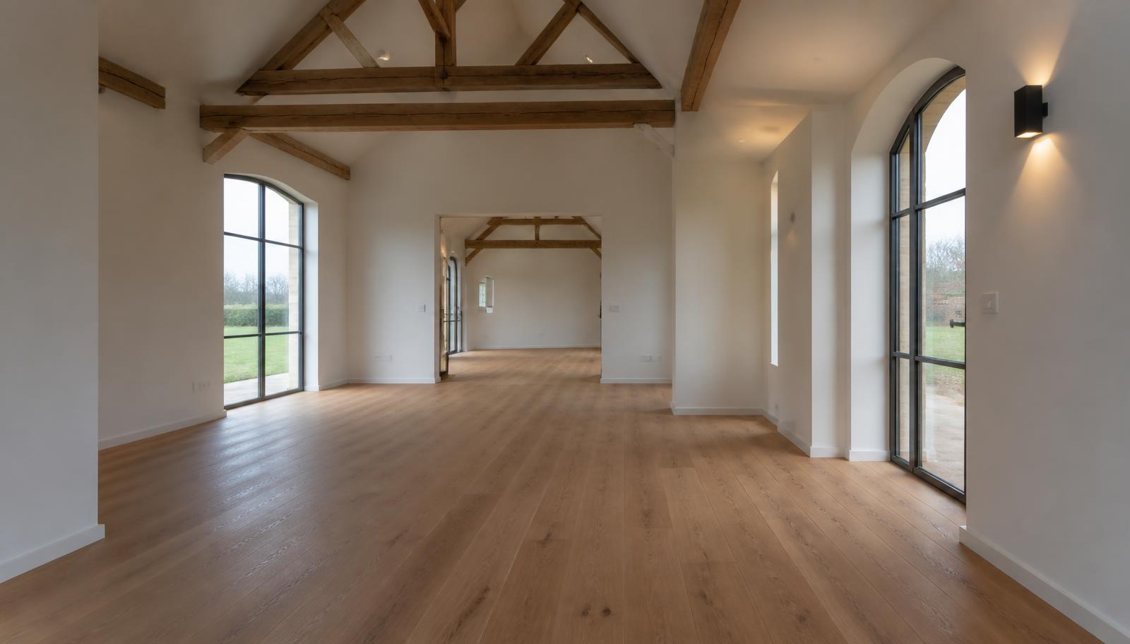 Lege minimalistische woonkamer met eikenhouten vloer